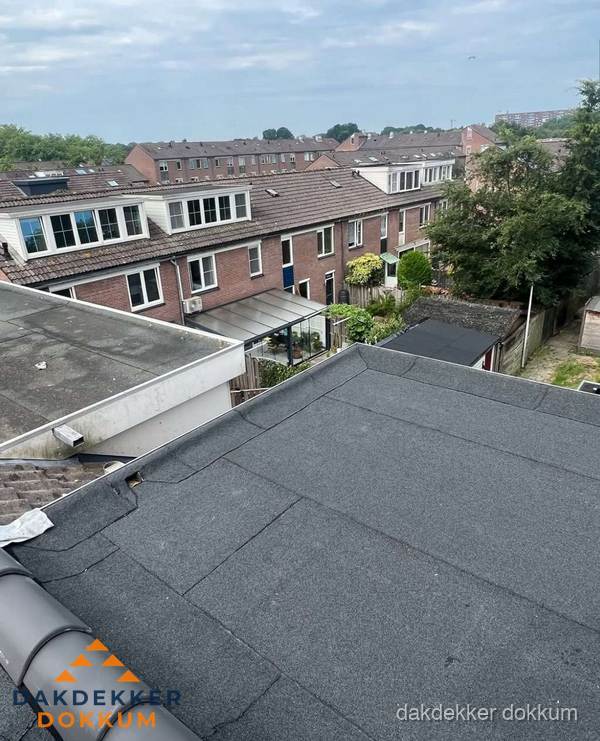 Vernieuwd plat dak met bitumen in woonwijk in Dokkum
