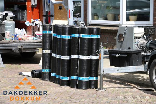 Rollen bitumen dakbedekking klaar voor daklekkage reparatie in Dokkum