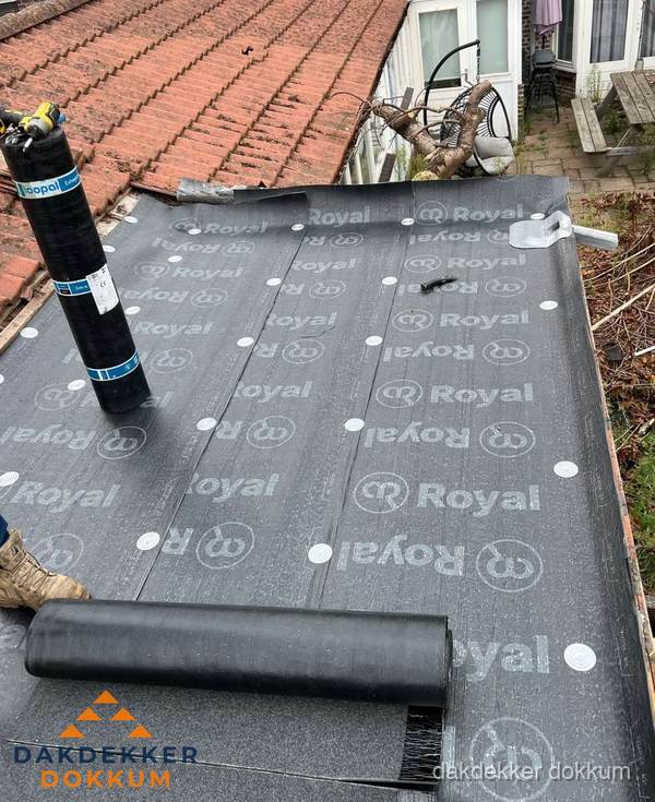 Bitumen dakbedekking leggen op plat dak aanbouw in Dokkum