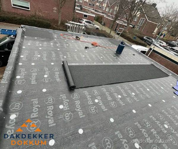 Dakrenovatie plat dak met bitumen dakbedekking in Dokkum