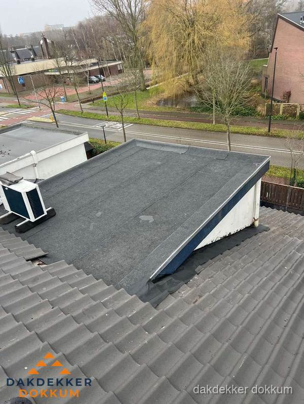Plat dak met bitumen isolatie en dakbedekking in Dokkum
