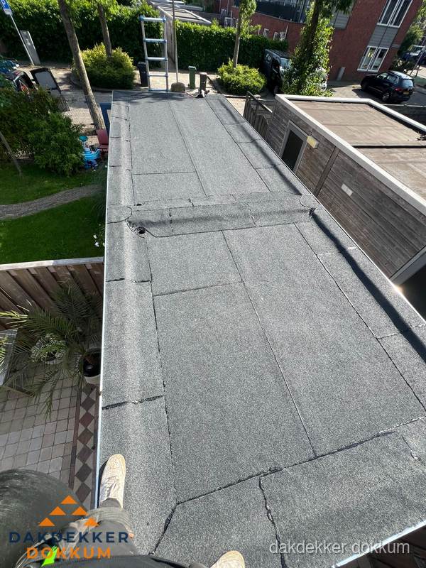 Bitumen plat dak rijtjeswoning vanuit dakdekker perspectief in Dokkum