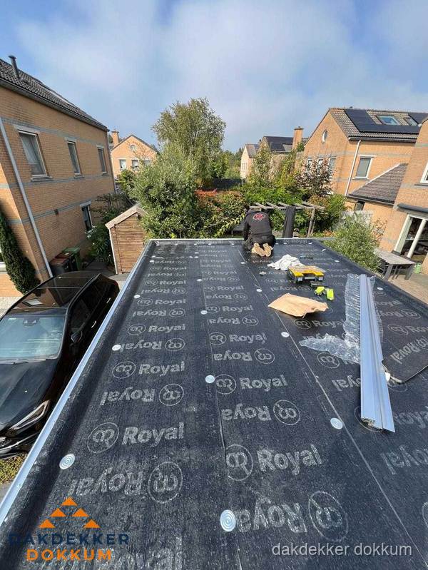 Nieuwe Royal bitumen dakbedekking op plat dak van aanbouw in Dokkum