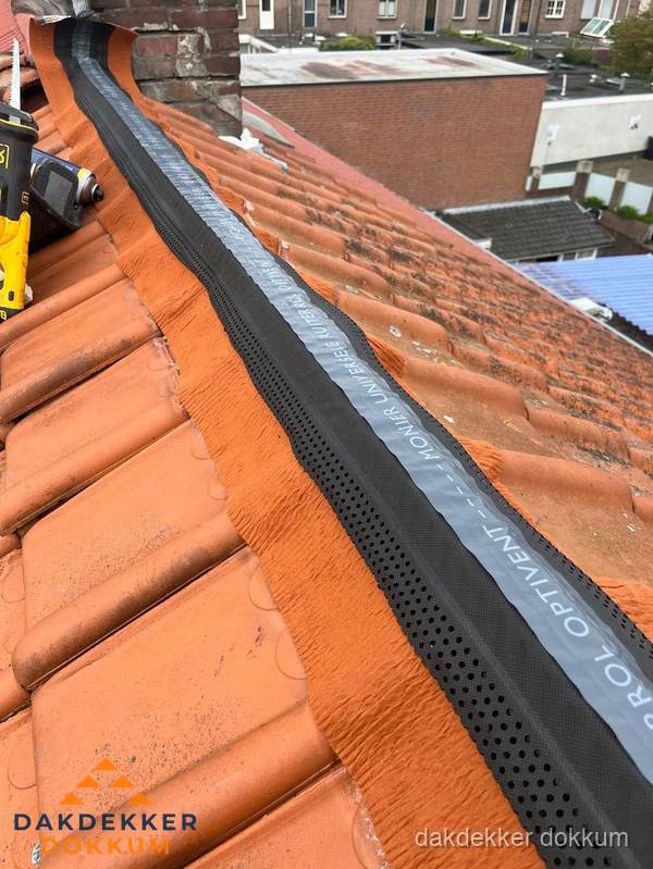 Nokventilatie installeren op hellend pannendak in Dokkum
