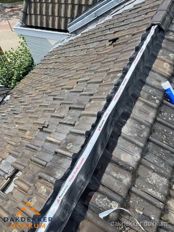 Nokvorst renovatie met Koramic nokrol op schuin pannendak in Dokkum