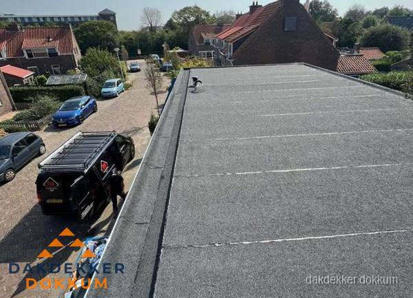 Nieuw bitumen plat dak met uitzicht over woonwijk in Dokkum Nieuw bitumen plat dak met uitzicht over woonwijk in Dokkum