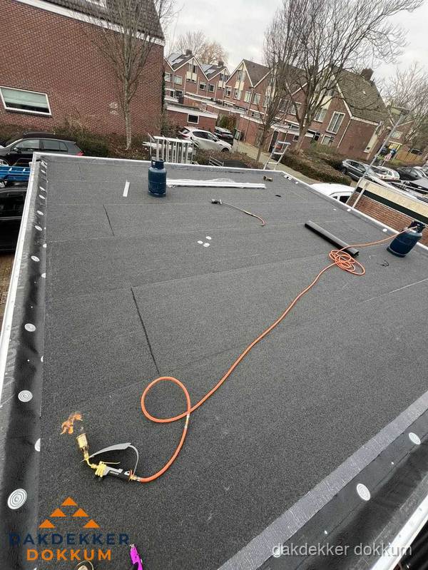 Afgewerkte dakrenovatie met bitumen op plat dak in Dokkum Afgewerkte dakrenovatie met bitumen op plat dak in Dokkum