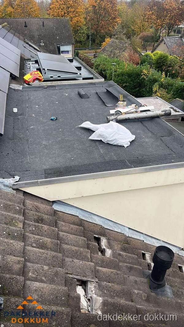 Beschadigde dakbedekking op plat dak voor reparatie in Dokkum Beschadigde dakbedekking op plat dak voor reparatie in Dokkum