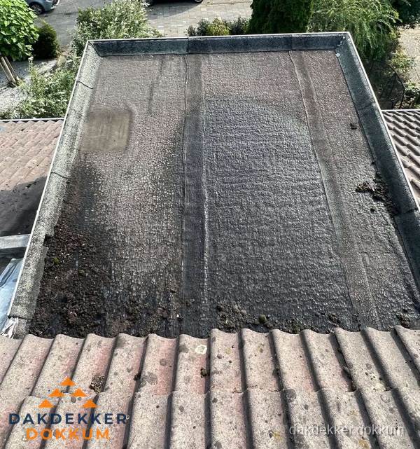 Verouderd plat dak met bitumen en slijtage voor lekkage inspectie in Dokkum Verouderd plat dak met bitumen en slijtage voor lekkage inspectie in Dokkum