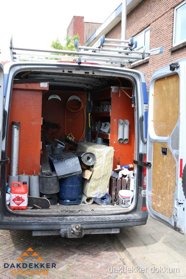 Bedrijfsbus van dakdekker met gereedschap en materialen in Dokkum Bedrijfsbus van dakdekker met gereedschap en materialen in Dokkum