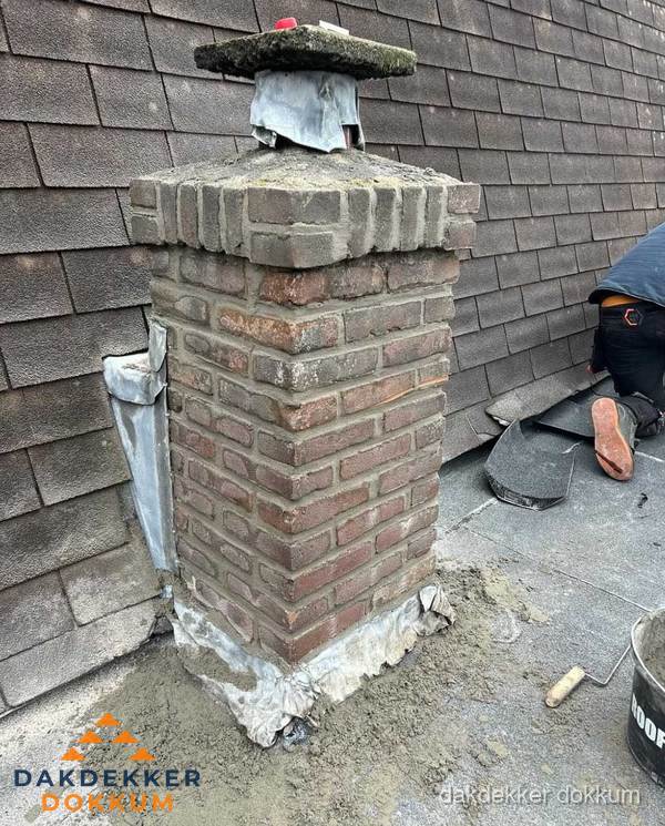 Schoorsteen reparatie met lood en voegwerk op leien dak in Dokkum