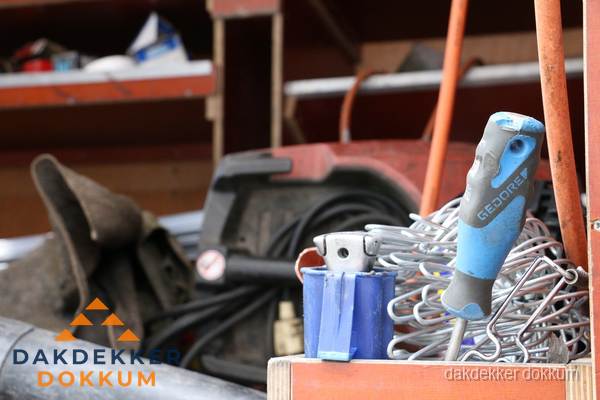 Professioneel gereedschap van dakdekker in Dokkum