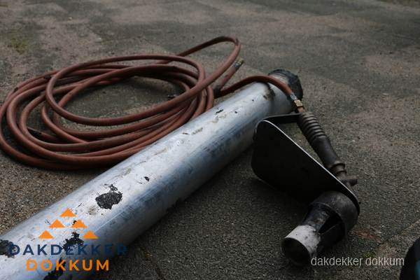Dakdekker gasbrander en gereedschap voor spoedklus in Dokkum