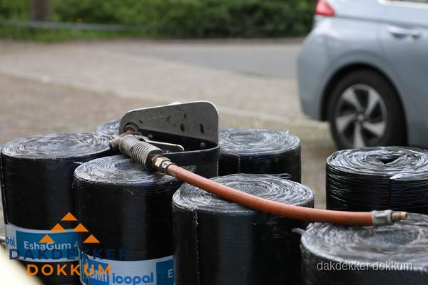 Rollen bitumen dakbedekking EshaGum klaar voor installatie in Dokkum