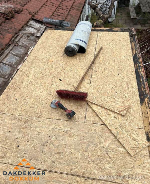 Plat dak vervangen met nieuwe OSB-ondergrond en bitumenrol in Dokkum