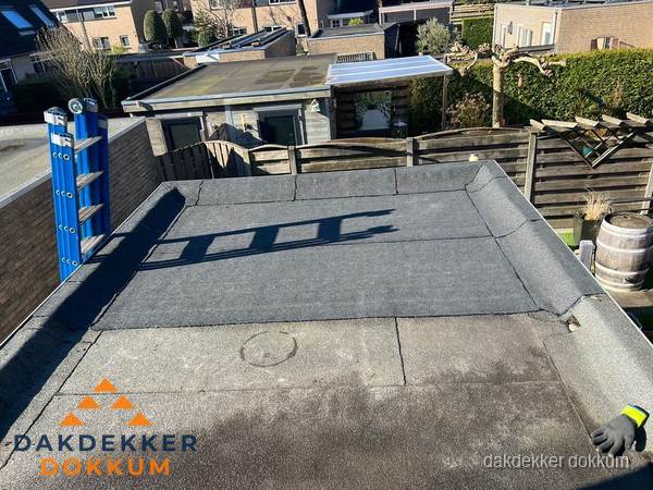 Dakdekker bij bitumen plat dak renovatie in Dokkum