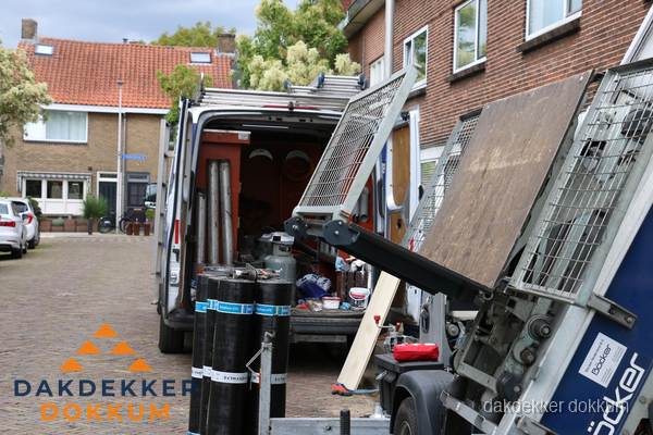 Dakdekkersbusje met materiaal en ladderlift voor dakpannen vervangen in Dokkum