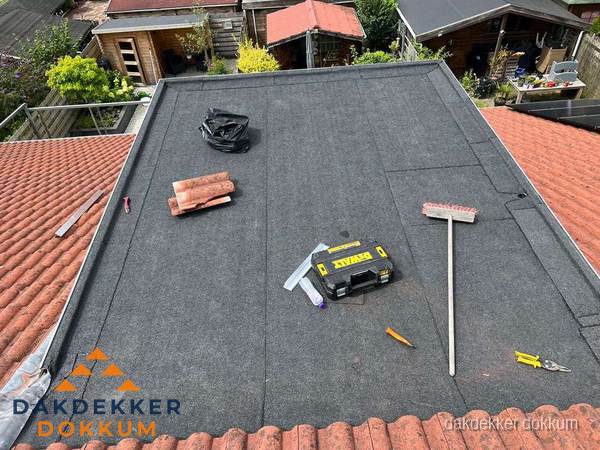 Gereedschap op nieuw plat dak na renovatie in Dokkum