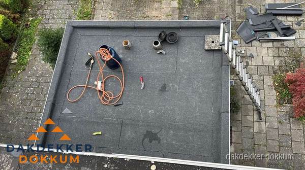 Plat dak met nieuwe bitumen bedekking in Dokkum