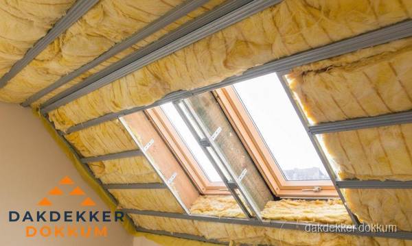 Schuin dak isoleren met glaswol bij dakraam in Dokkum