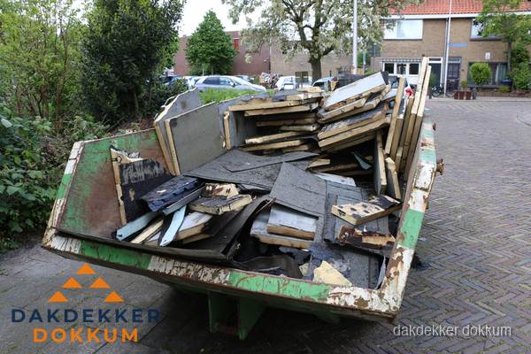 Puincontainer met oud dakmateriaal na dakrenovatie in Dokkum
