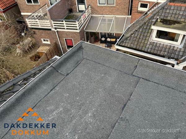 Overzicht plat dak met dakgoot in woonwijk Dokkum Overzicht plat dak met dakgoot in woonwijk Dokkum