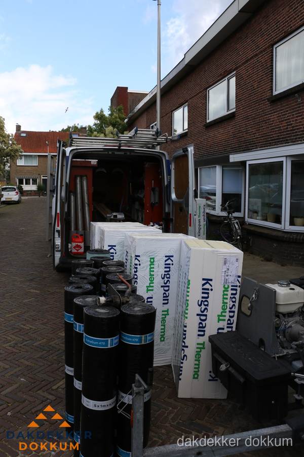 Levering van Kingspan isolatieplaten en bitumenrollen voor dakproject in Dokkum