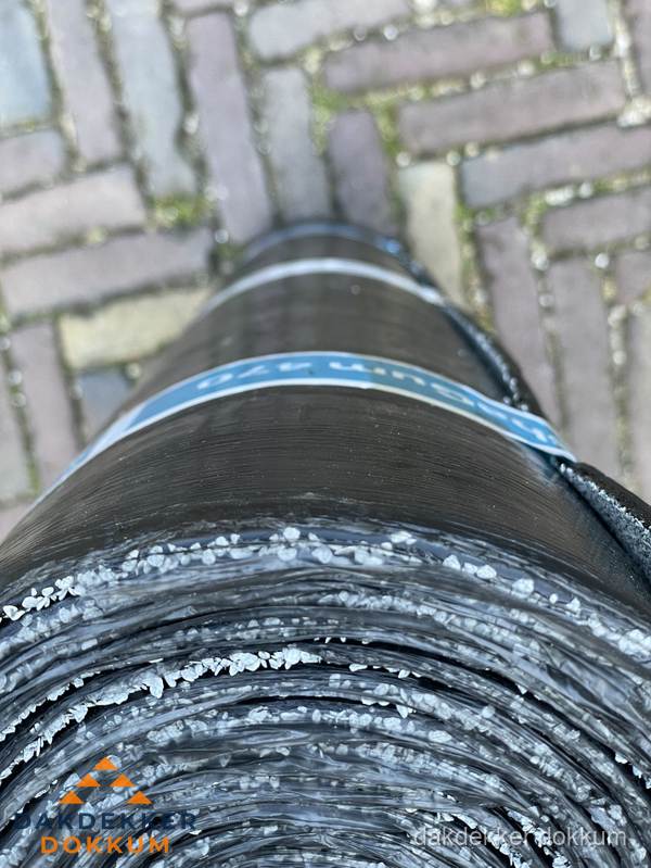 Rol bitumen dakleer met leislag voor plat dak in Dokkum