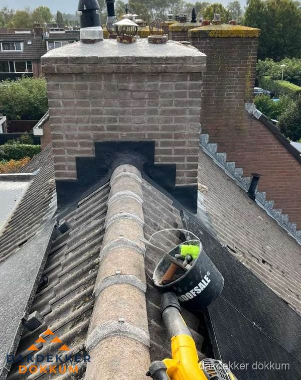 Schoorsteen met loodaansluiting en nokvorst op pannendak in Dokkum Schoorsteen met loodaansluiting en nokvorst op pannendak in Dokkum