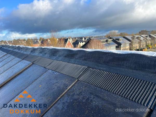 Dakisolatie bij de nok met ventilatieprofiel op schuin dak in Dokkum
