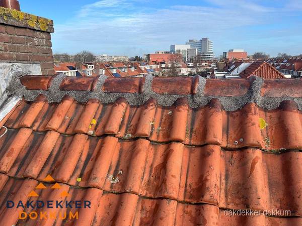 Pannendak met nokvorst en schoorsteen, dakrenovatie in Dokkum Pannendak met nokvorst en schoorsteen, dakrenovatie in Dokkum