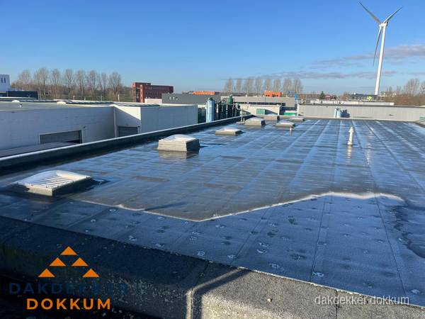 Plat dak bedrijfspand met bitumen dakbedekking en lichtkoepels in Dokkum Plat dak bedrijfspand met bitumen dakbedekking en lichtkoepels in Dokkum