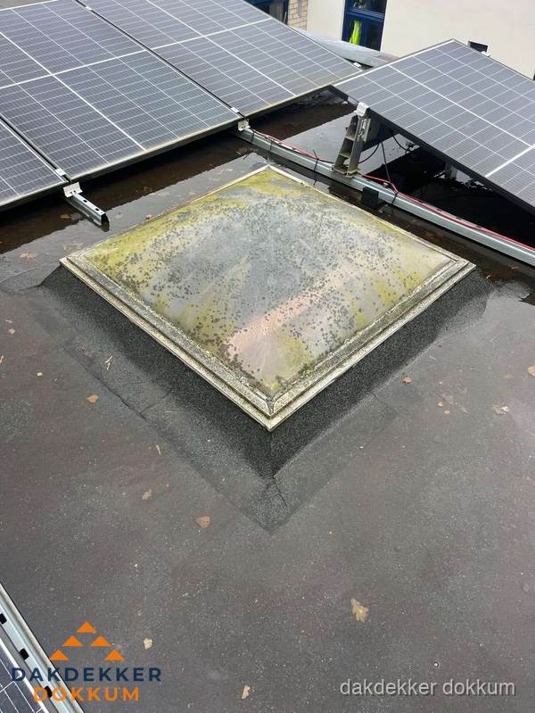 Vervuilde lichtkoepel op plat dak met zonnepanelen in Dokkum Vervuilde lichtkoepel op plat dak met zonnepanelen in Dokkum