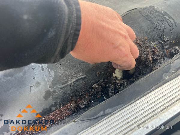 Schade aan bitumen dakbedekking op plat dak in Dokkum Schade aan bitumen dakbedekking op plat dak in Dokkum