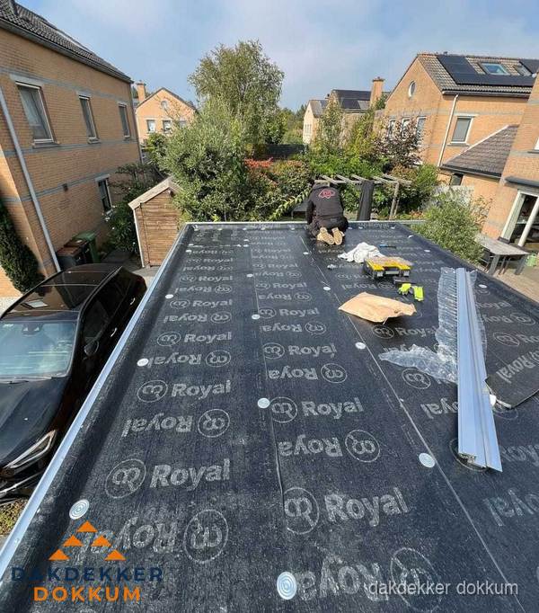 Dakdekker aan het werk op plat dak renovatie in Dokkum Dakdekker aan het werk op plat dak renovatie in Dokkum