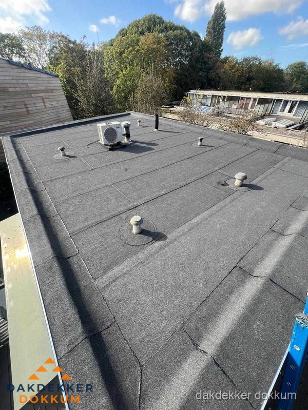 Kosten dakdekker: afgewerkt plat bedrijfsdak met bitumen in Dokkum