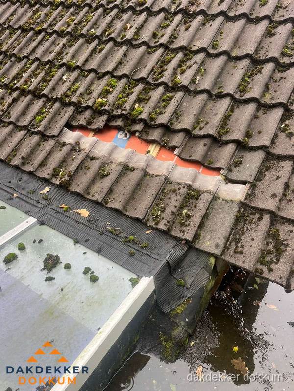 Beschadigd pannendak met ontbrekende dakpannen voor reparatie in Dokkum