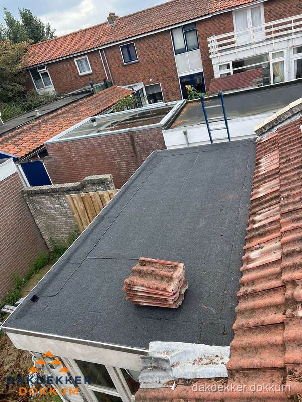 Aanbouw plat dak met reservepannen voor dakpannen vervangen in Dokkum