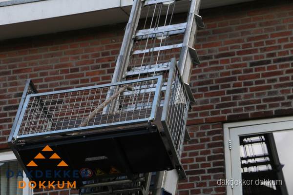 Ladderlift met dakpannen voor dakpan reparatie in Dokkum