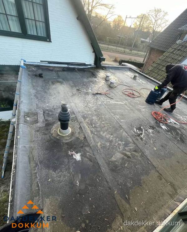 Dakdekker verhelpt daklekkage op plat dak in Dokkum