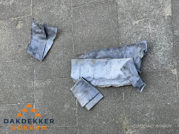 Oude verwijderde loodslabben na vervanging in Dokkum