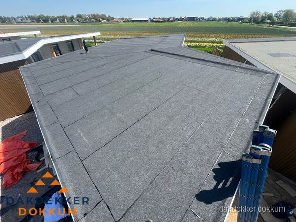 Nieuw bitumen plat dak met uitzicht over landschap in Dokkum