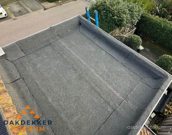 Gerenoveerd plat dak met nieuwe bitumen dakbedekking in Dokkum