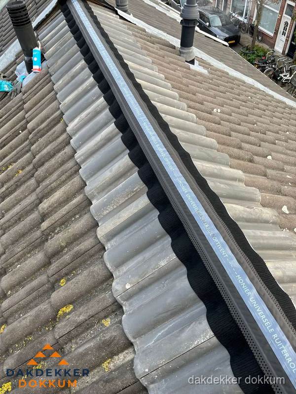 Nokvorst met Monier ventilatie op schuin pannendak in Dokkum