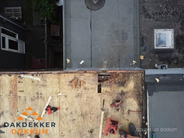 Dakschade en renovatie plat dak vanuit de lucht in Dokkum