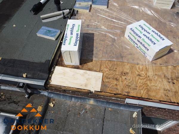 Plat dak isolatie met Kingspan isolatieplaten tijdens renovatie in Dokkum