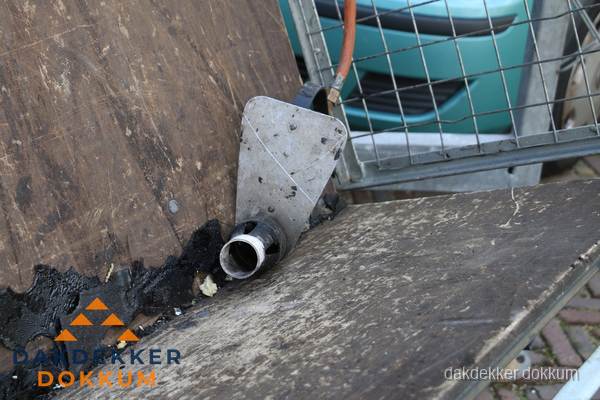 Dakdekkers gasbrander voor bitumen werkzaamheden in Dokkum
