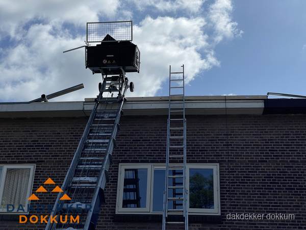 Ladderlift en ladder bij woning voor dakinspectie in Dokkum