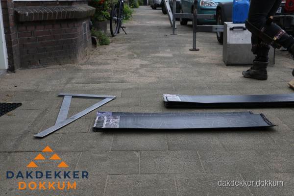 Dakbedekkingsmateriaal en zinkwerk klaargelegd voor reparatie in Dokkum