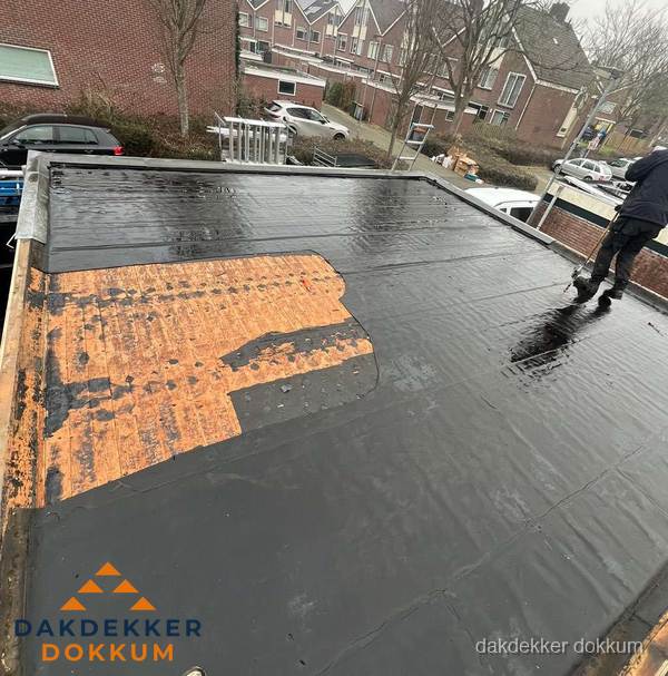 Dakdekker brengt EPDM dakbedekking aan op plat dak in Dokkum